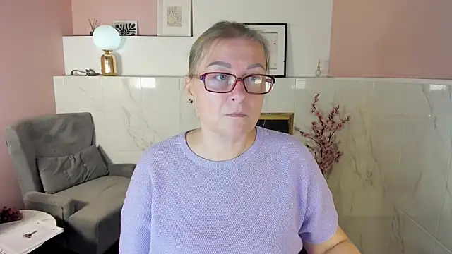 Snapshot of AlexandraKind chatting on 09/19/25, 01:34 AlexandraKind online show from 09/19/25, 01:34