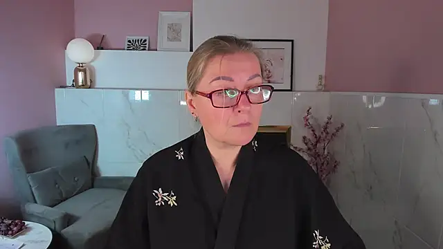 Snapshot of AlexandraKind chatting on 09/28/25, 01:38 AlexandraKind online show from 09/28/25, 01:38