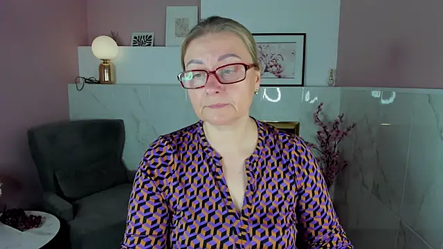 Snapshot of AlexandraKind chatting on 10/11/25, 01:42 AlexandraKind online show from 10/11/25, 01:42