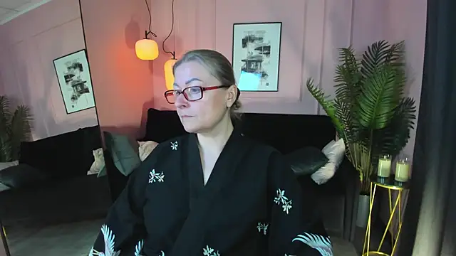 Snapshot of AlexandraKind chatting on 10/17/25, 01:46 AlexandraKind online show from 10/17/25, 01:46