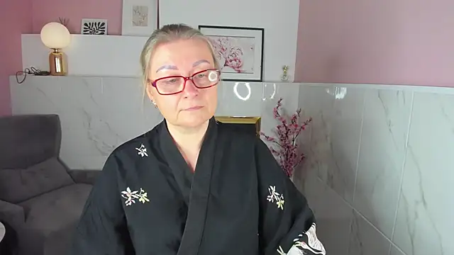 Snapshot of AlexandraKind chatting on 10/18/25, 01:45 AlexandraKind online show from 10/18/25, 01:45