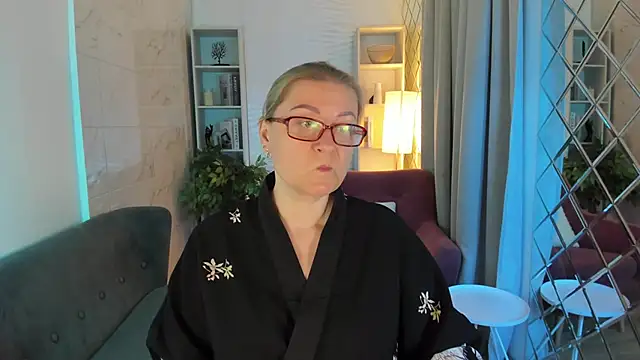 Snapshot of AlexandraKind chatting on 10/21/25, 08:20 AlexandraKind online show from 10/21/25, 08:20