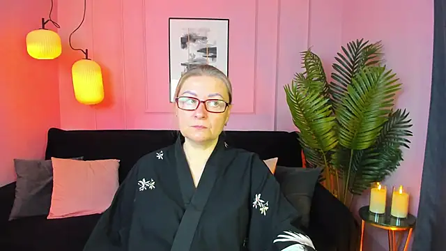 Snapshot of AlexandraKind chatting on 10/23/25, 01:43 AlexandraKind online show from 10/23/25, 01:43