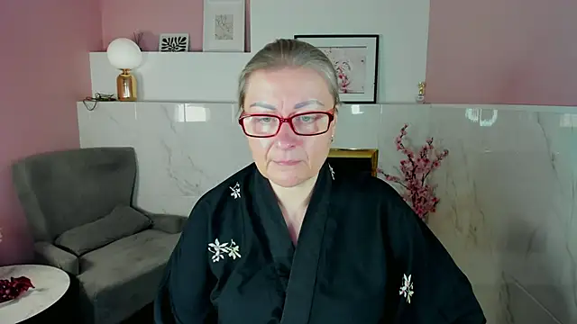 Snapshot of AlexandraKind chatting on 10/25/25, 01:40 AlexandraKind online show from 10/25/25, 01:40