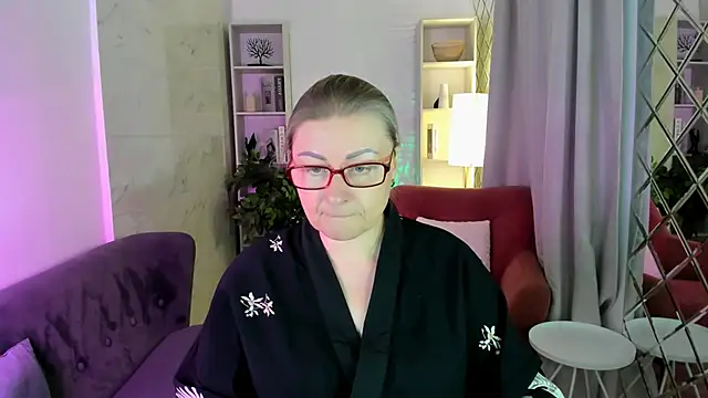 Snapshot of AlexandraKind chatting on 11/11/25, 08:31 AlexandraKind online show from 11/11/25, 08:31