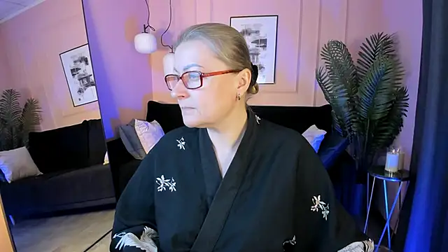 Snapshot of AlexandraKind chatting on 11/19/25, 02:06 AlexandraKind online show from 11/19/25, 02:06