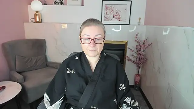 Snapshot of AlexandraKind chatting on 11/22/25, 01:43 AlexandraKind online show from 11/22/25, 01:43