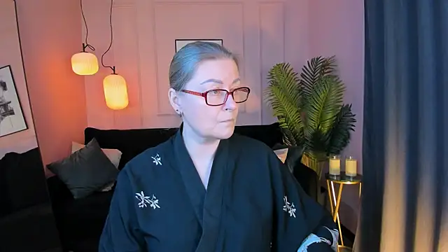 Snapshot of AlexandraKind chatting on 12/17/25, 01:28 AlexandraKind online show from 12/17/25, 01:28