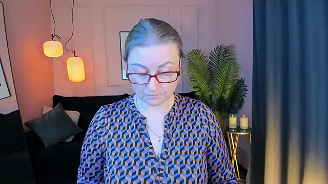 Snapshot of AlexandraKind chatting on 12/18/25, 01:33 AlexandraKind online show from 12/18/25, 01:33