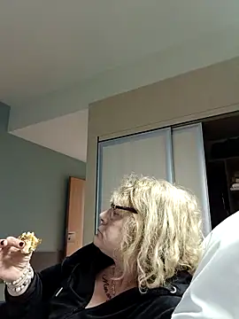 housewife shantie online show from 12/17/25, 02:45