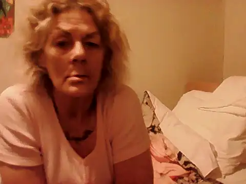 Snapshot of housewife_shantie chatting on 04/08/26, 02:11 housewife shantie online show from 04/08/26, 02:11