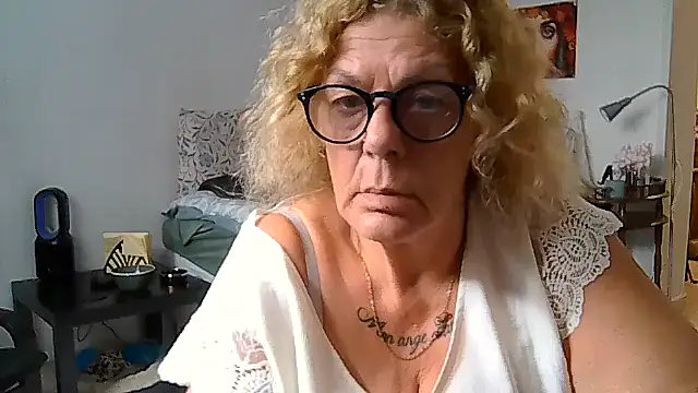 Snapshot of housewife_shantie chatting on 07/10/26, 09:23 housewife shantie online show from 07/10/26, 09:23