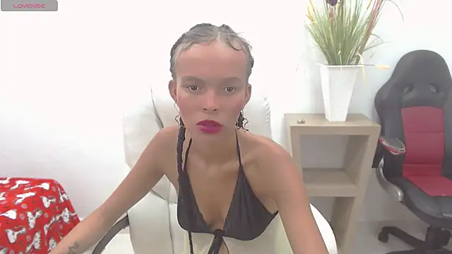 Snapshot of lulu_25_ chatting on 12/16/24, 05:06 lulu 25 online show from 12/16/24, 05:06