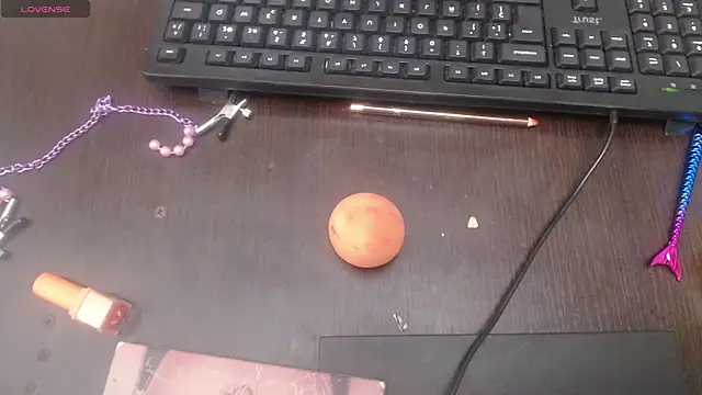 Snapshot of lulu_25_ chatting on 12/24/24, 04:33 lulu 25 online show from 12/24/24, 04:33