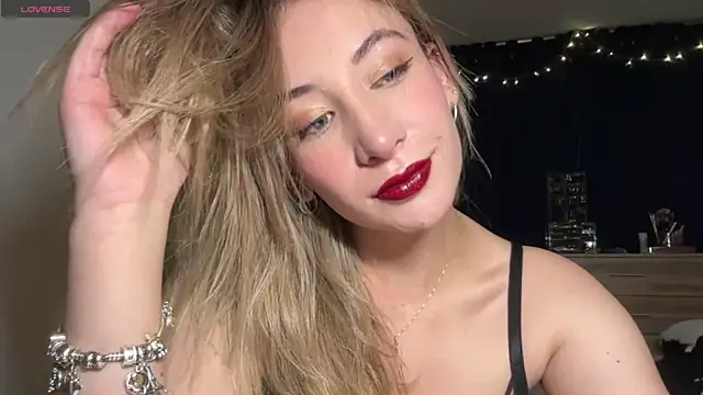 Snapshot of Gabby_cruz_ chatting on 01/18/25, 04:15 Gabby cruz  online show from 01/18/25, 04:15