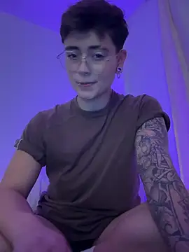 Snapshot of Chriss_gomez2 chatting on 11/17/25, 09:04 Chriss gomez2 online show from 11/17/25, 09:04