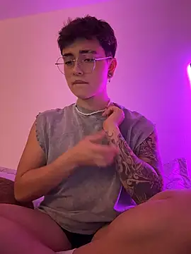 Snapshot of Chriss_gomez2 chatting on 11/23/25, 02:33 Chriss gomez2 online show from 11/23/25, 02:33