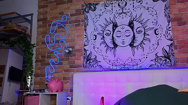 Snapshot of LinaQik chatting on 02/17/25, 08:04 LinaQik online show from 02/17/25, 08:04