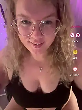 Snapshot of CurvyAnonymousGirl89 chatting on 04/24/26, 05:54 CurvyAnonymousGirl89 online show from 04/24/26, 05:54