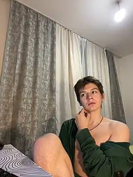 Snapshot of W_N_G_S chatting on 12/13/24, 04:33 W N G S online show from 12/13/24, 04:33