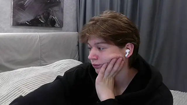 Snapshot of W_N_G_S chatting on 09/23/25, 10:13 W N G S online show from 09/23/25, 10:13