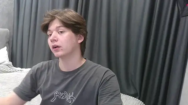 Snapshot of W_N_G_S chatting on 09/26/25, 01:42 W N G S online show from 09/26/25, 01:42