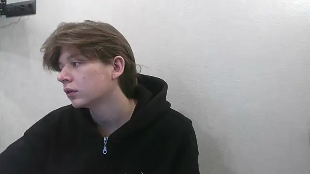 Snapshot of W_N_G_S chatting on 09/30/25, 12:37 W N G S online show from 09/30/25, 12:37