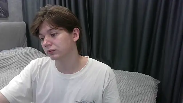 Snapshot of W_N_G_S chatting on 10/16/25, 10:11 W N G S online show from 10/16/25, 10:11