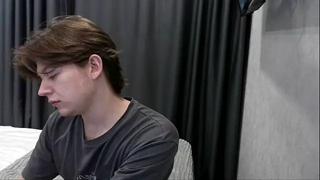 Snapshot of W_N_G_S chatting on 10/21/25, 10:43 W N G S online show from 10/21/25, 10:43