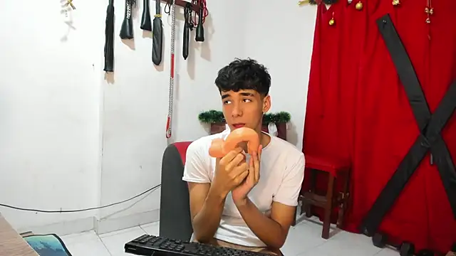 Snapshot of Harry_LatinBoy chatting on 12/19/24, 10:32 Harry LatinBoy online show from 12/19/24, 10:32