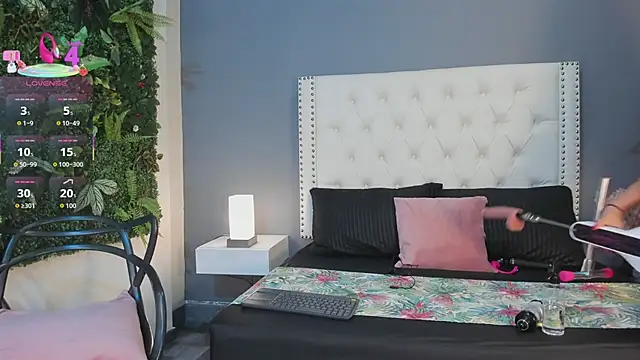 Julia Martinez  online show from 11/28/25, 11:35