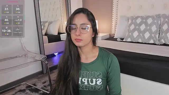 Julia Martinez  online show from 06/24/26, 11:42