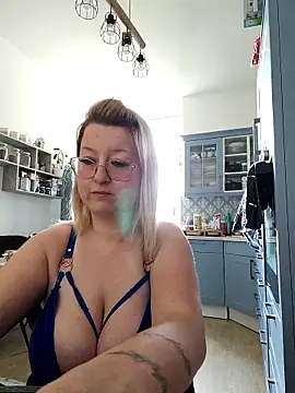 Snapshot of Lillyloo_ chatting on 03/10/25, 11:21 Lillyloo online show from 03/10/25, 11:21