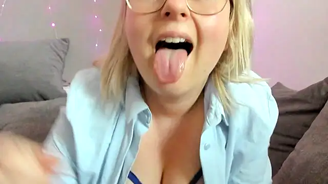 Snapshot of Lillyloo_ chatting on 03/10/25, 02:48 Lillyloo online show from 03/10/25, 02:48