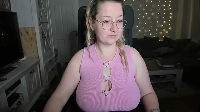 Snapshot of Lillyloo_ chatting on 11/08/25, 07:56 Lillyloo online show from 11/08/25, 07:56