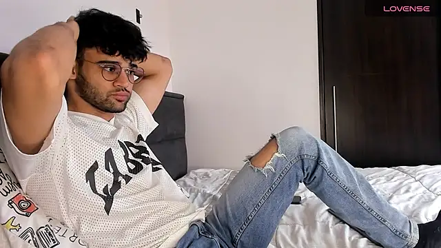 andrewChris  online show from 12/31/24, 07:07