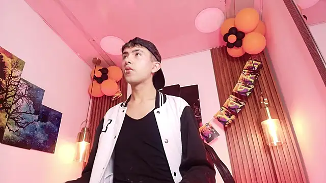 Noah Xitruxx online show from 10/31/25, 02:45