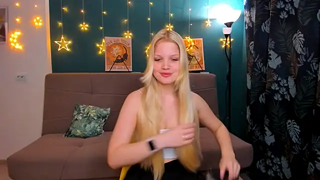 Snapshot of Xloe_Queen chatting on 01/28/25, 02:10 Xloe Queen online show from 01/28/25, 02:10