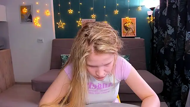 Snapshot of Xloe_Queen chatting on 03/01/25, 11:06 Xloe Queen online show from 03/01/25, 11:06