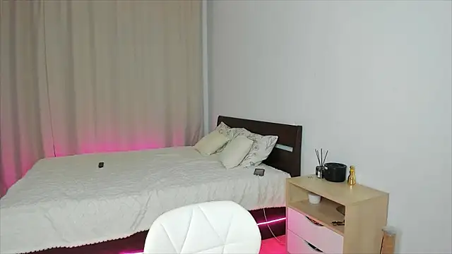 Snapshot of Xloe_Queen chatting on 02/02/26, 01:32 Xloe Queen online show from 02/02/26, 01:32