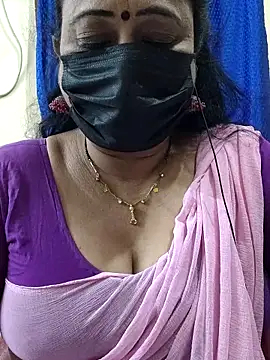 Snapshot of rekha_naier chatting on 12/17/25, 12:33 rekha naier online show from 12/17/25, 12:33