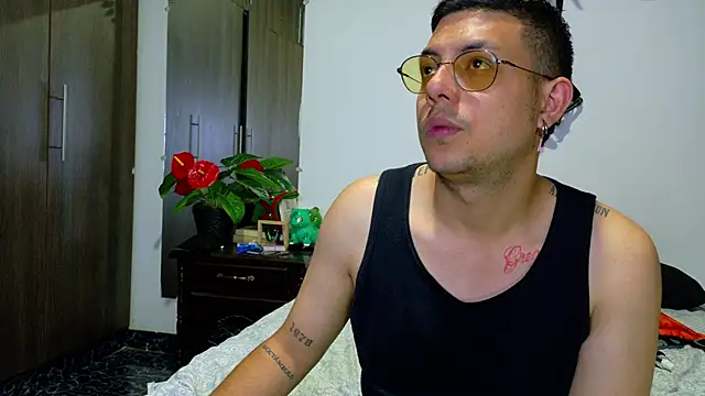 Snapshot of Nymphobuddies chatting on 12/17/24, 10:11 Nymphobuddies online show from 12/17/24, 10:11