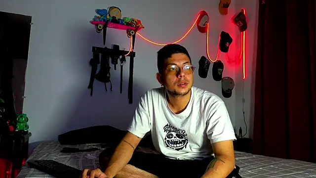 Snapshot of Nymphobuddies chatting on 01/27/25, 10:38 Nymphobuddies online show from 01/27/25, 10:38