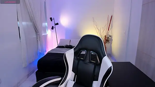 Snapshot of AnabelWolf chatting on 09/08/25, 04:39 AnabelWolf online show from 09/08/25, 04:39