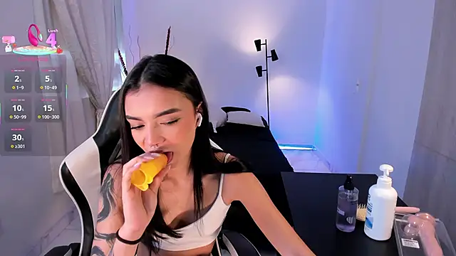 Snapshot of AnabelWolf chatting on 09/19/25, 05:13 AnabelWolf online show from 09/19/25, 05:13