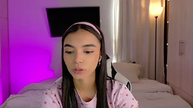 Snapshot of AnabelWolf chatting on 09/27/25, 04:45 AnabelWolf online show from 09/27/25, 04:45