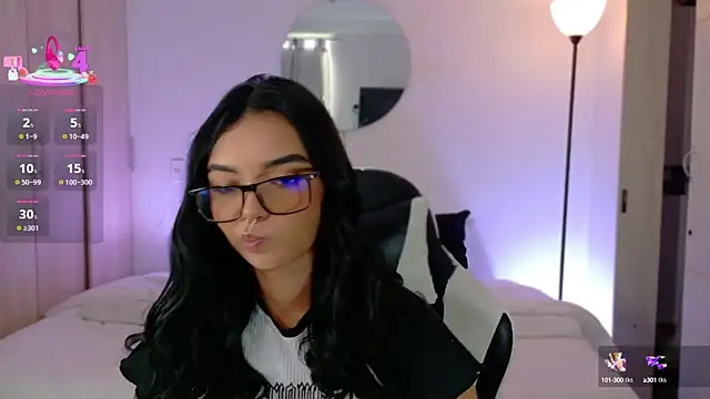 Snapshot of AnabelWolf chatting on 10/08/25, 04:37 AnabelWolf online show from 10/08/25, 04:37