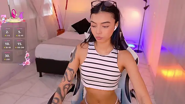 Snapshot of AnabelWolf chatting on 10/15/25, 04:51 AnabelWolf online show from 10/15/25, 04:51