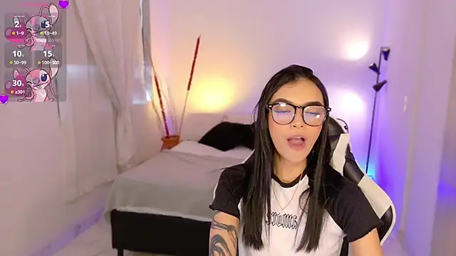 Snapshot of AnabelWolf chatting on 10/27/25, 04:33 AnabelWolf online show from 10/27/25, 04:33