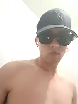 Snapshot of EE9EE9 chatting on 12/29/24, 10:57 EE9EE9 online show from 12/29/24, 10:57